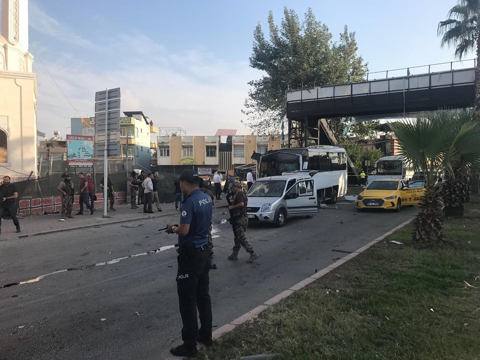 В Турции взорвали полицейский автобус, 5 человек ранены