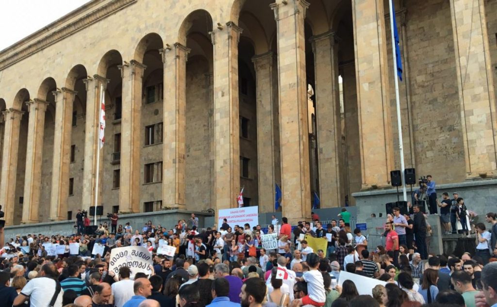 В Тбилиси протестующие собрались около здания Парламента