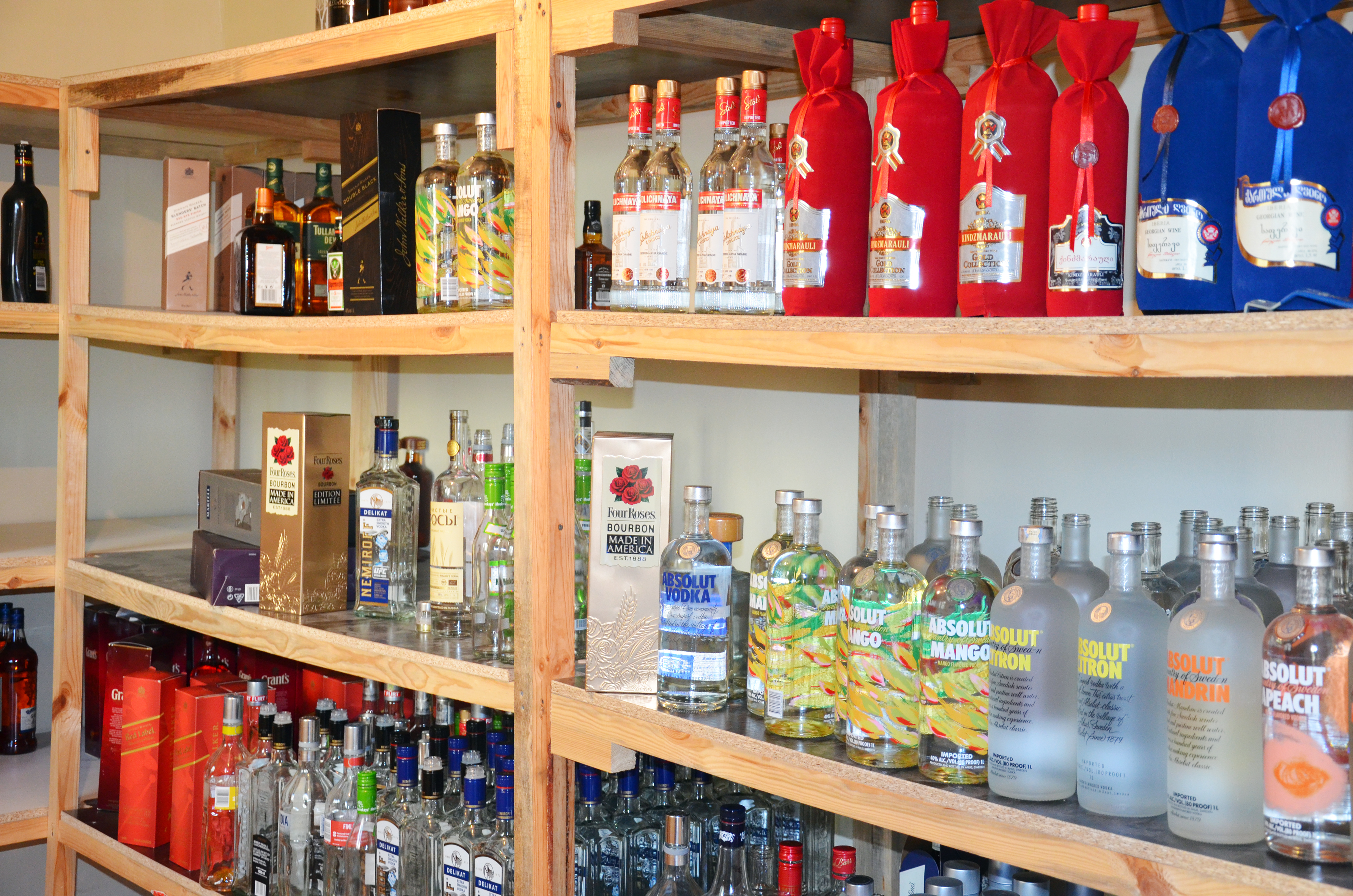 Таможенники Азербайджана изъяли крупную партию контрабандного алкоголя и табака