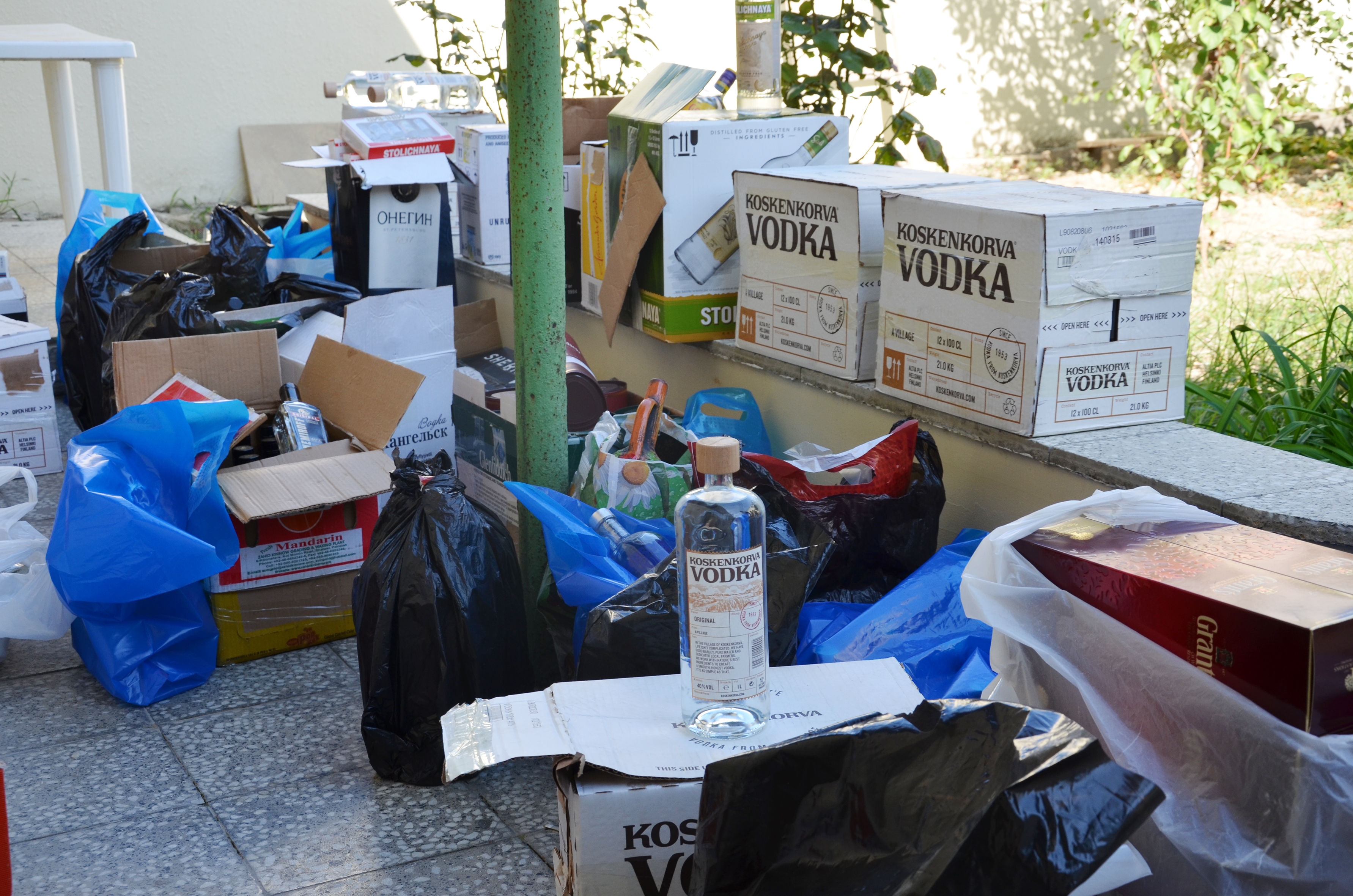 Таможенники Азербайджана изъяли крупную партию контрабандного алкоголя и табака