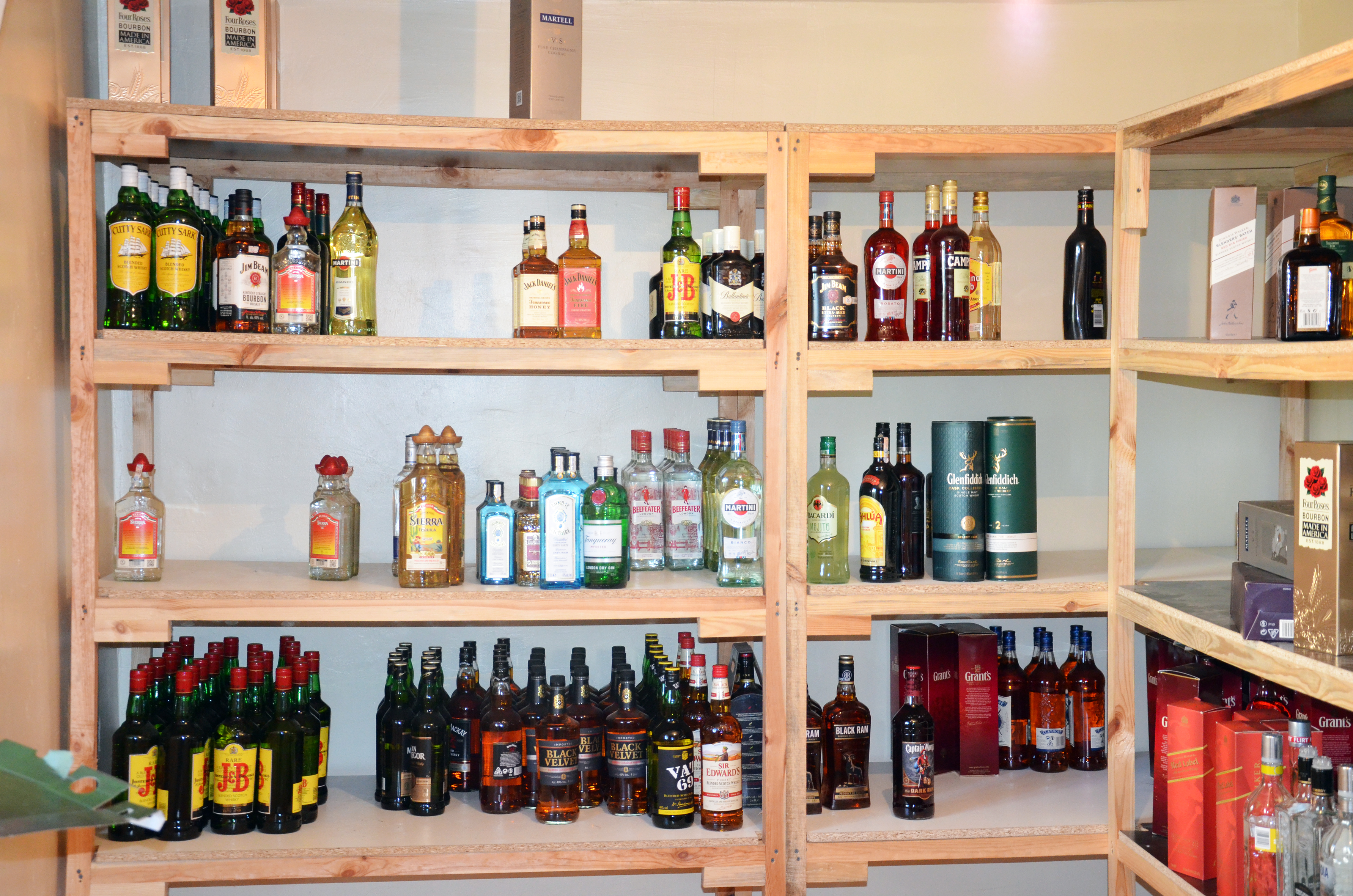 Таможенники Азербайджана изъяли крупную партию контрабандного алкоголя и табака