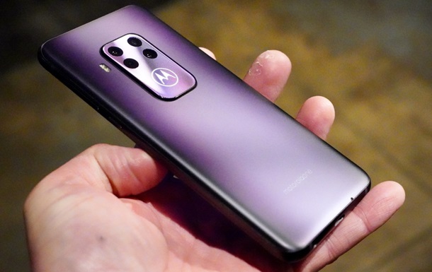 Motorola представила новый смартфон с квадрокамерой