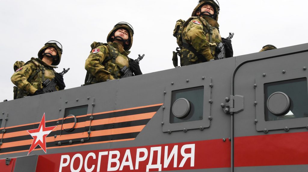 БТР раздавил двух сотрудников Росгвардии на военных учениях