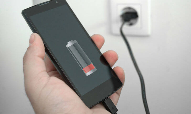 Никогда не пользуйтесь чужой зарядкой для смартфона