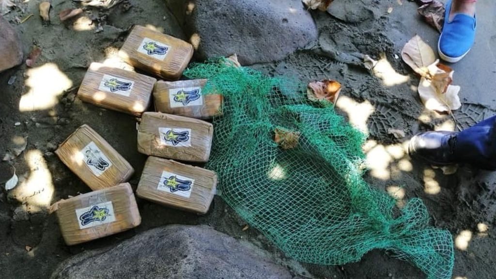 На пляж популярного курорта вынесло килограммы кокаина