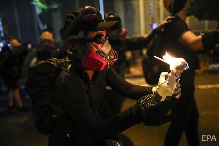 В Гонконге вновь применили слезоточивый газ против протестующих