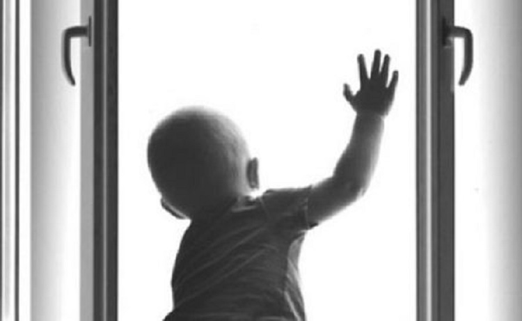 В Баку ребенок выпал с восьмого этажа