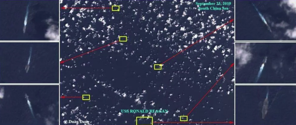 Опубликовано фото авианосца США в окружении китайских кораблей