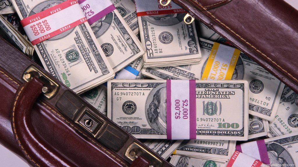 Сотрудница кофейни в Дубае вернула в полицию оставленную сумку с более $50 тысячами