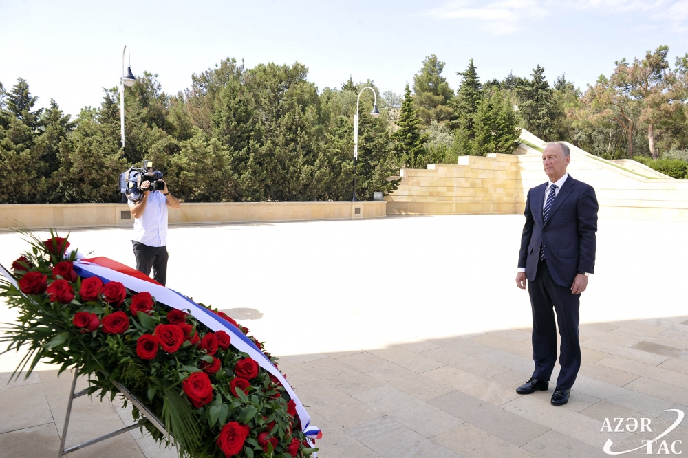 Патрушев посетил могилу Гейдара Алиева и Аллею шехидов