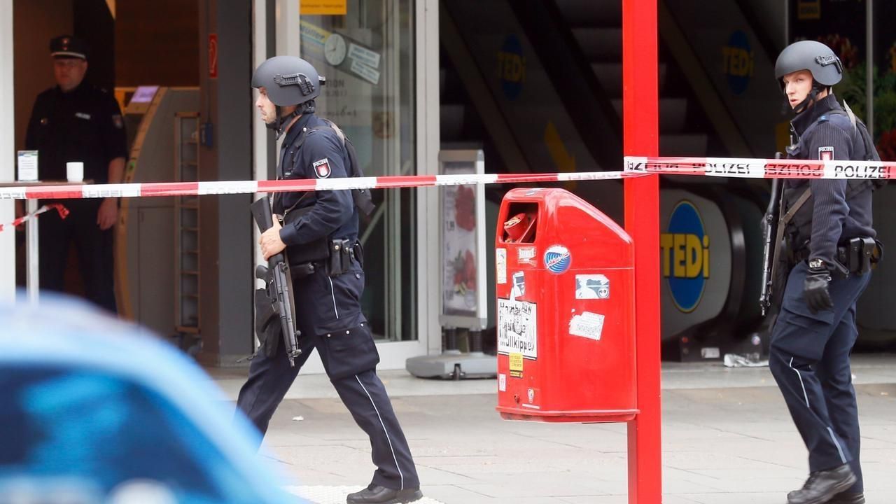 С ножом на прохожих: трое человек ранены психопатом в Гамбурге
