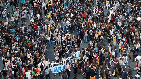 В Барселоне происходят столкновения между протестующими и полицией