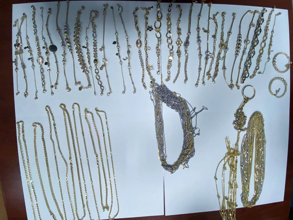 Женщина пыталась привезти из Турции золото в нижнем белье