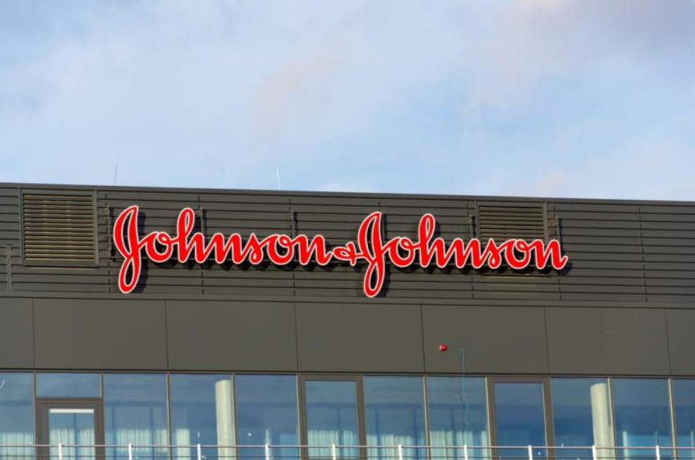 Johnson & Johnson выплатит $8 миллиардов мужчине, у которого выросла грудь