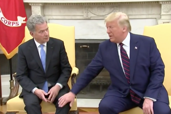 Трамп потрогал за колено президента Финляндии