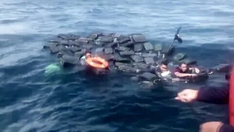 Наркоторговцы спасли оказавшихся в воде среди гашиша полицейских