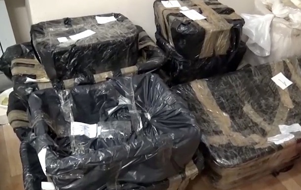 Колумбийские наркоторговцы дрейфовали в океане на тонне кокаина