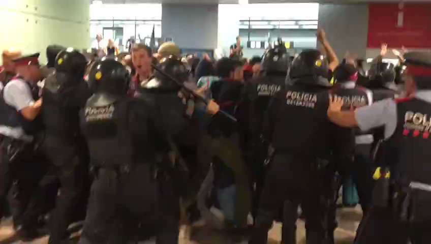 Полиция Барселоны разгоняет дубинками протестующих в аэропорту