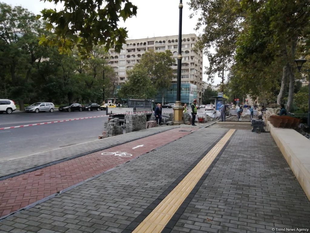 На всех тротуарах Баку появится тактильная плитка для людей с нарушениями зрения