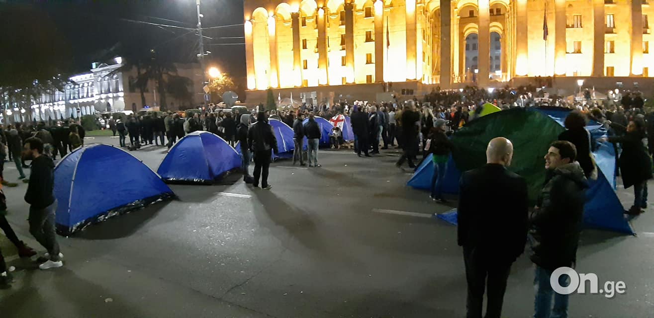 Протесты в центре Тбилиси набирают обороты, прозвучал призыв к досрочным выборам (обновлено)