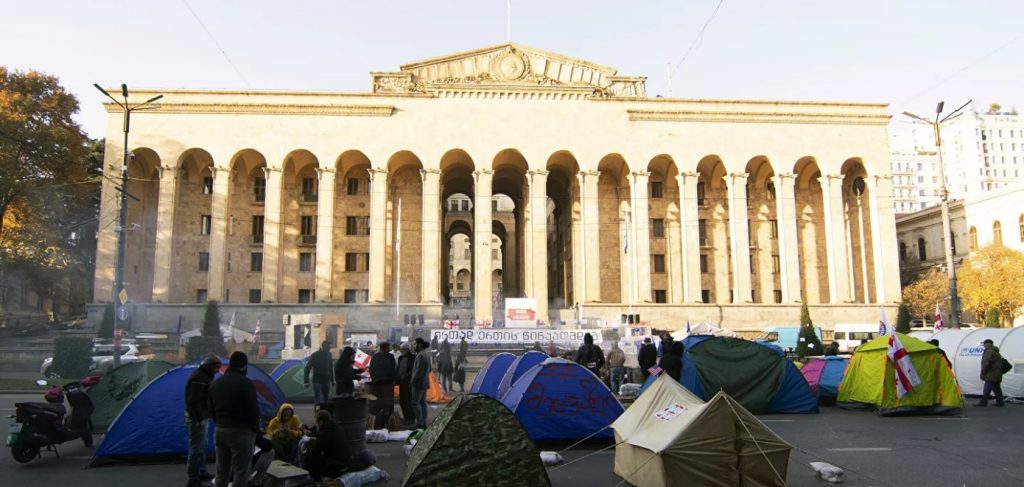 В Тбилиси митингующие расставили палатки у здания парламента