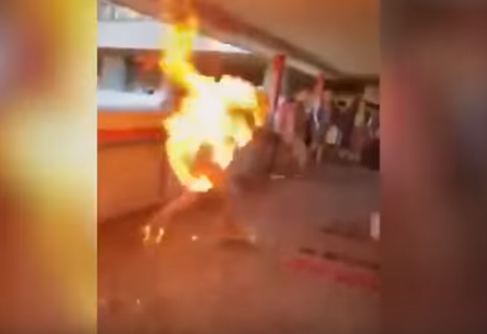 На протестах в Гонконге подожгли мужчину