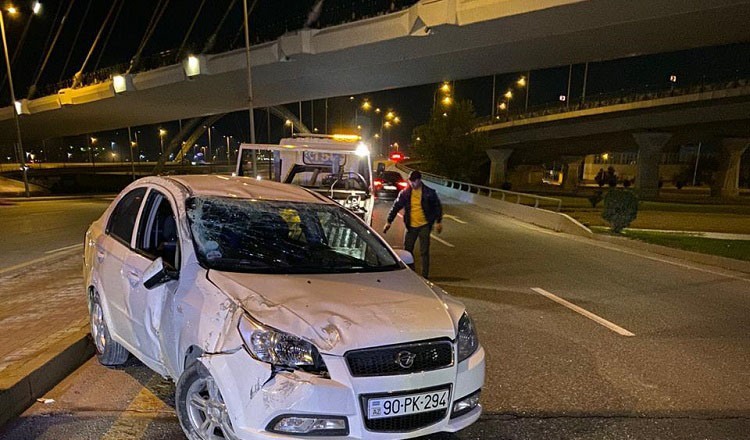 В Баку автомобиль упал с моста