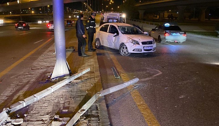 В Баку автомобиль упал с моста