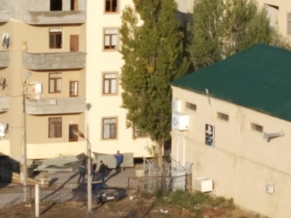 В результате сильного ветра в Баку обрушилась крыша здания