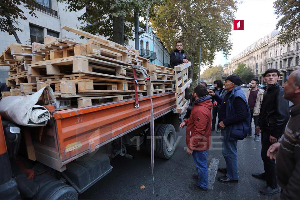 Протесты в центре Тбилиси набирают обороты, прозвучал призыв к досрочным выборам (обновлено)