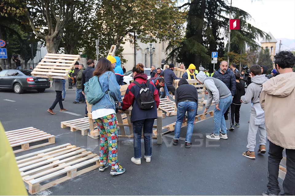 Протесты в центре Тбилиси набирают обороты, прозвучал призыв к досрочным выборам (обновлено)