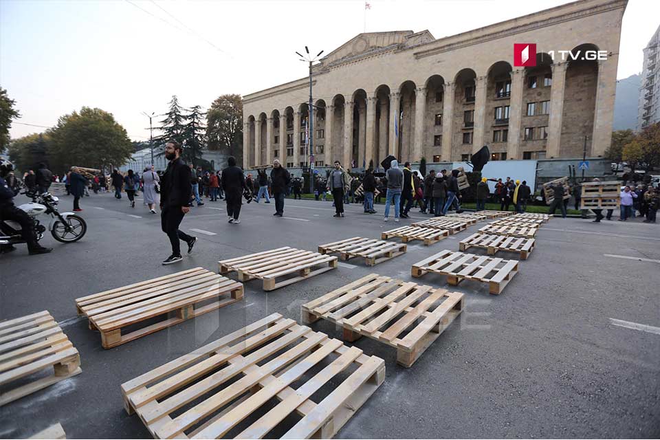 Протесты в центре Тбилиси набирают обороты, прозвучал призыв к досрочным выборам (обновлено)