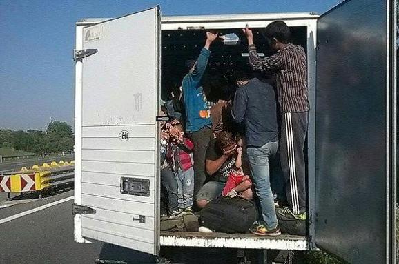 Во Франции задержали грузовик на границе с Италией с 31 мигрантом из Пакистана