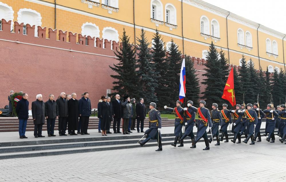Мехрибан Алиева посетила могилу неизвестного солдата в Москве