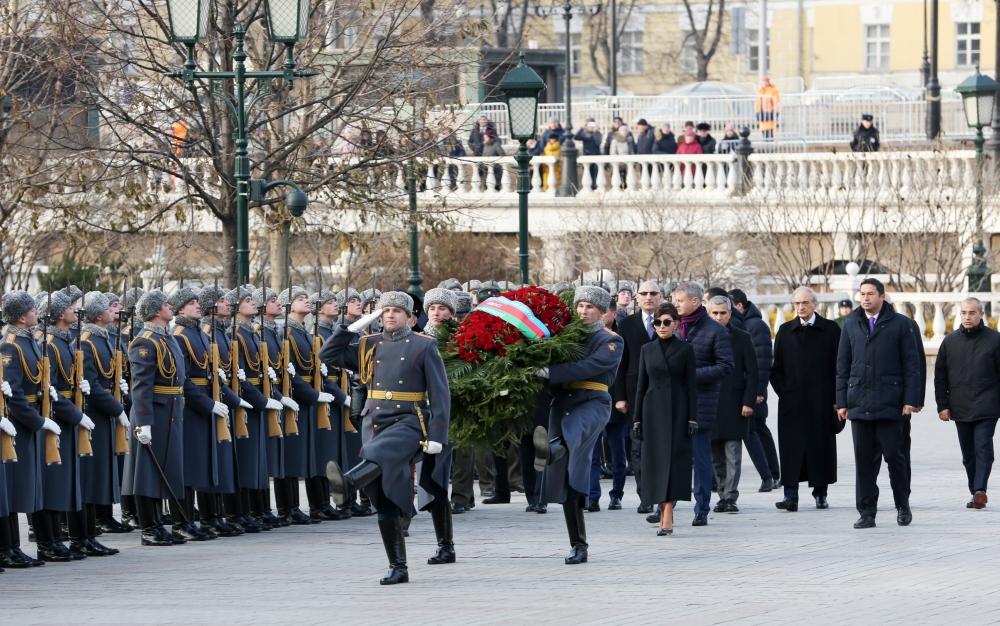 Мехрибан Алиева посетила могилу неизвестного солдата в Москве