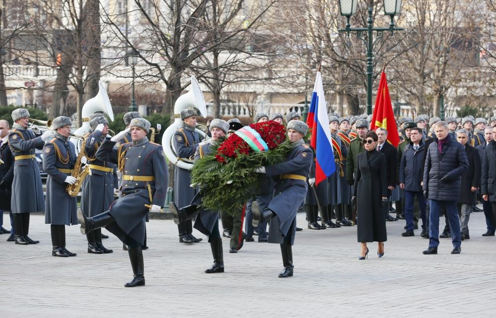 Мехрибан Алиева посетила могилу неизвестного солдата в Москве