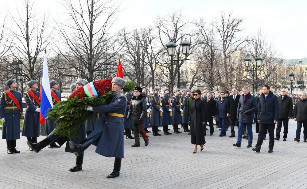 Мехрибан Алиева посетила могилу неизвестного солдата в Москве