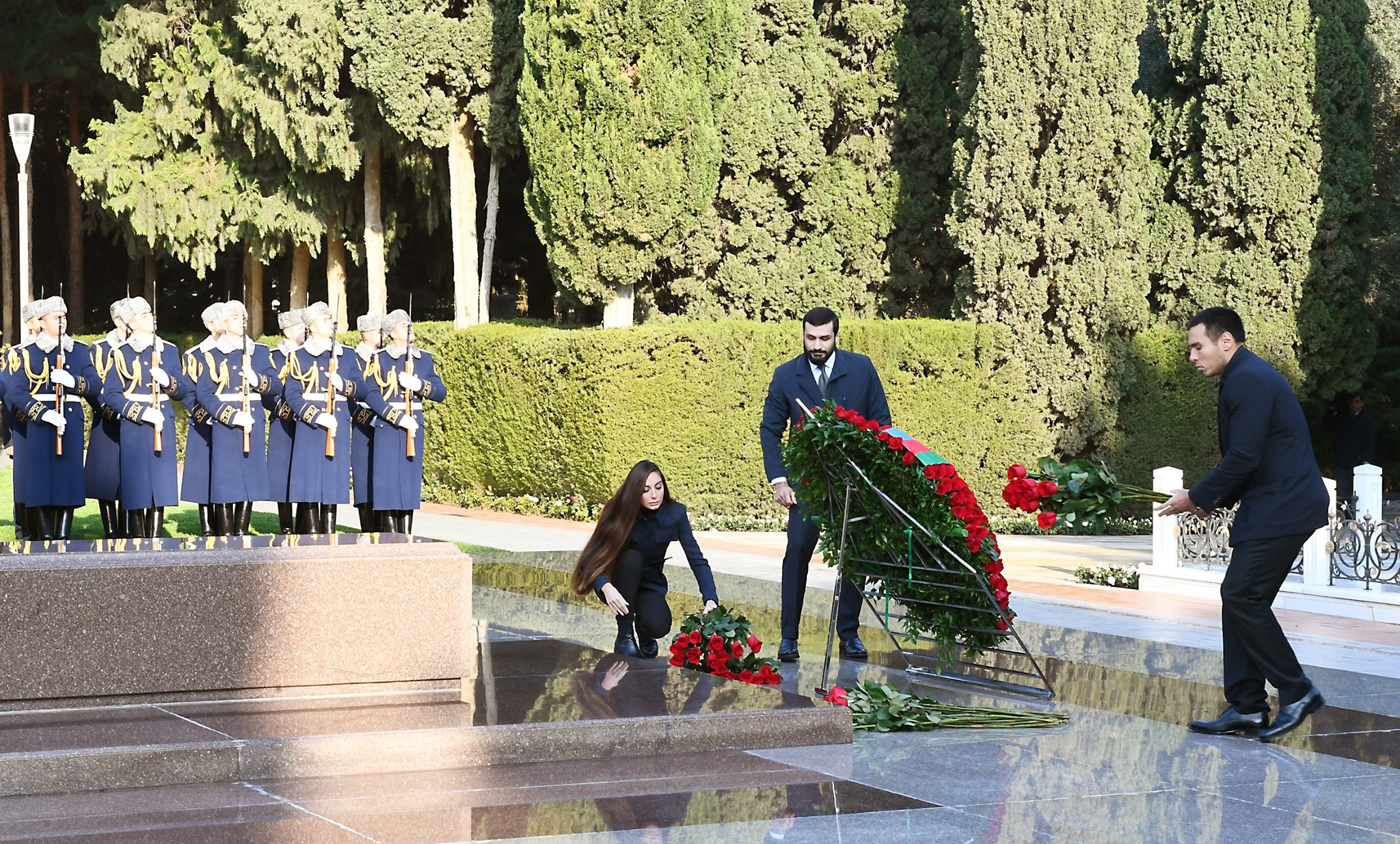 Президент Алиев и его семья посетили могилу общенационального лидера Гейдара Алиева