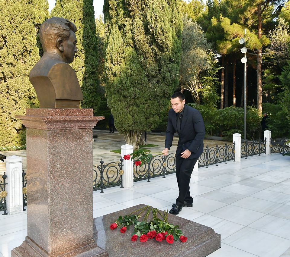 Президент Алиев и его семья посетили могилу общенационального лидера Гейдара Алиева