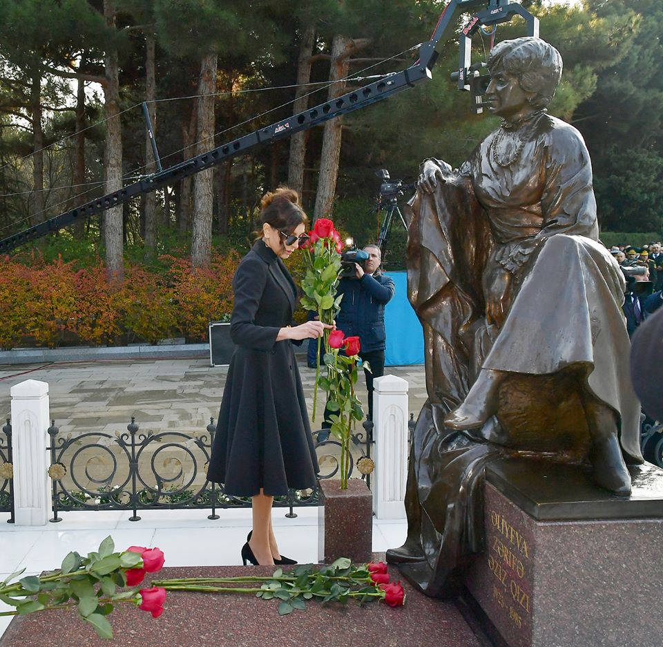 Президент Алиев и его семья посетили могилу общенационального лидера Гейдара Алиева