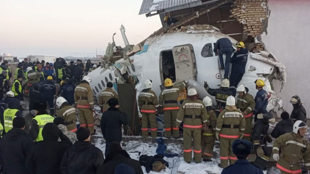 Видео спасения младенца из разбившегося самолета в Казахстане