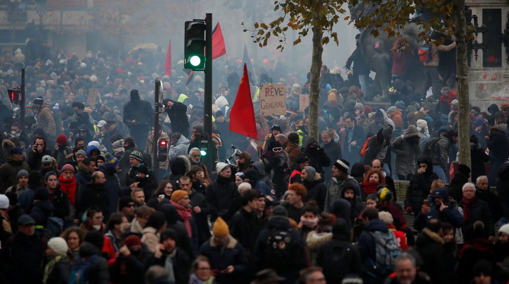 Париж охватили протесты против пенсионной реформы