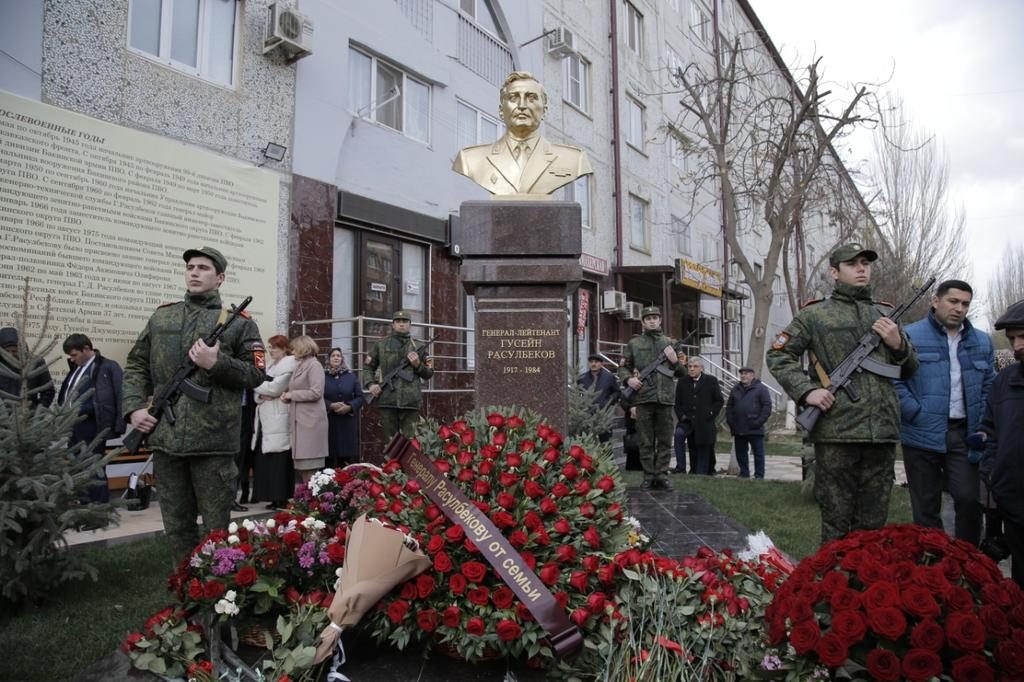 В Дербенте по инициативе Ильхама Алиева состоялось открытие памятника Гусейну Расулбекову