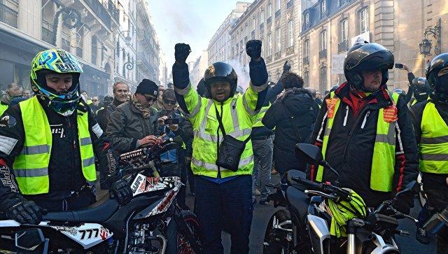 В Париже "желтые жилеты" вышли на последнюю в 2019 году акцию протеста