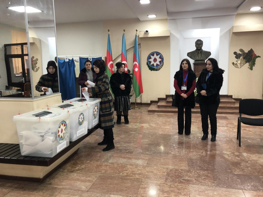 Наблюдатели СНГ отрицают нарушения в ходе выборов в Азербайджане