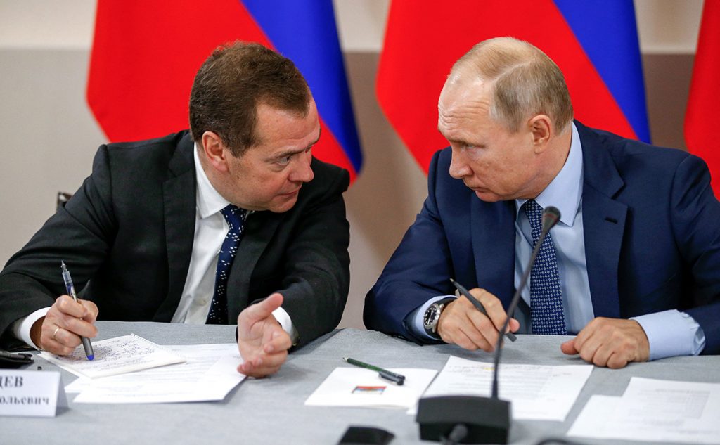 Медведев пожелал Путину «немножко отдохнуть»