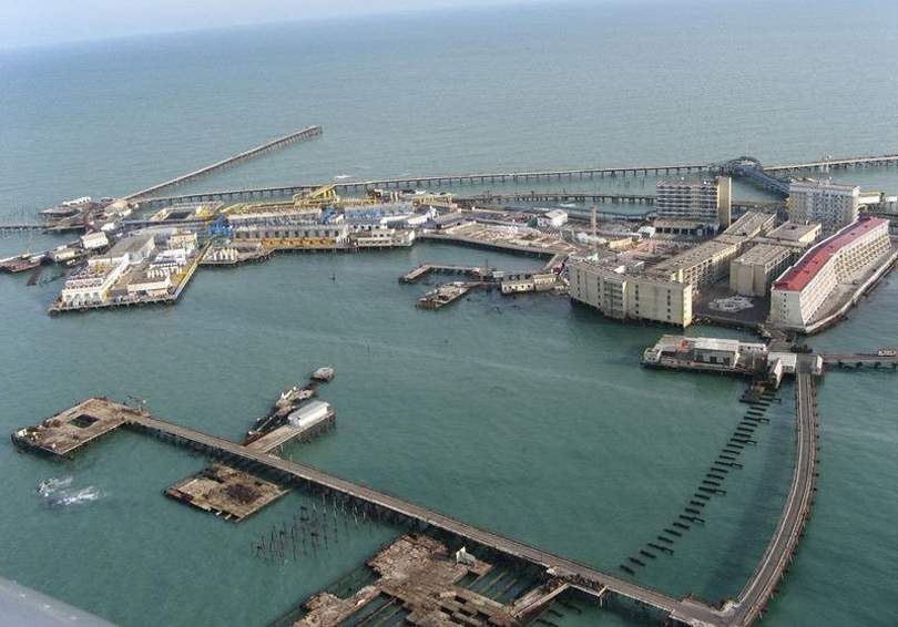 SOCAR расследует видео нефтяных стоков с одной из морских платформ на Каспии
