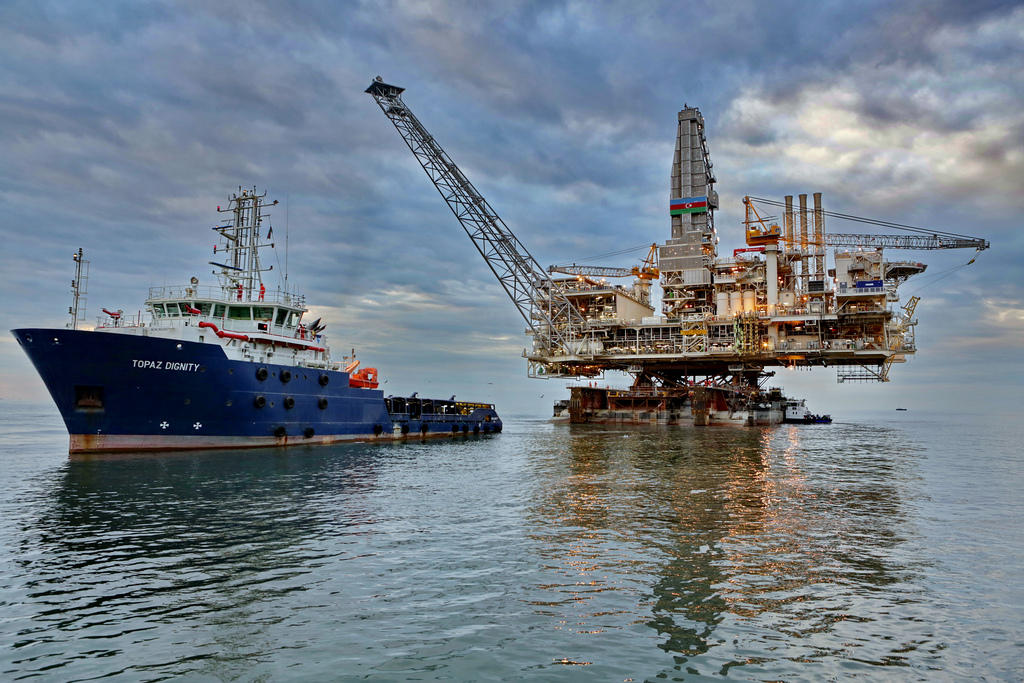 SOCAR эвакуировала 420 рабочих с морских объектов