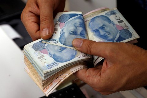 В Стамбуле неизвестный оплатил счета бедняков и подбрасывал им деньги
