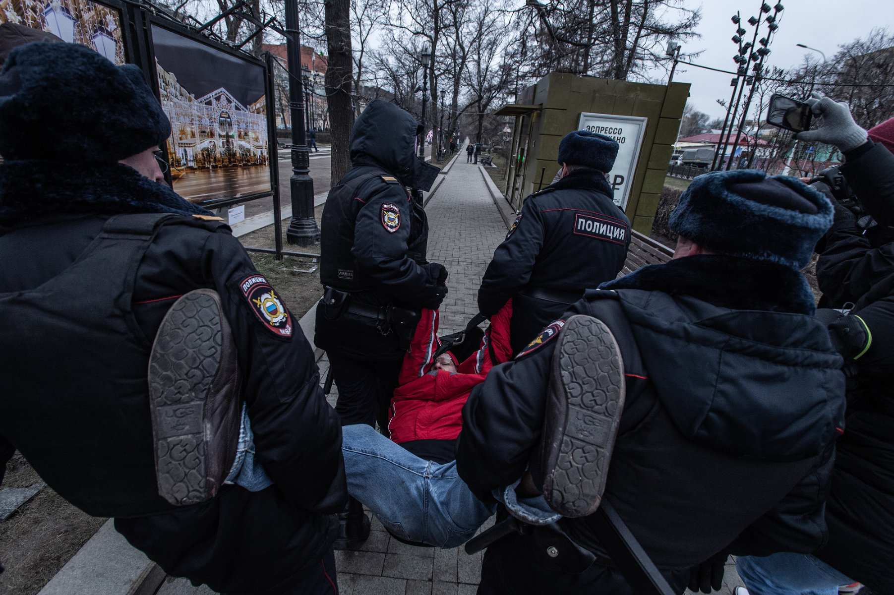 Антифашисты прошли маршем по центру Москвы